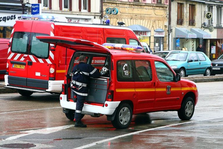 Il Meurt En Tentant De Siphonner Une Voiture Electrique