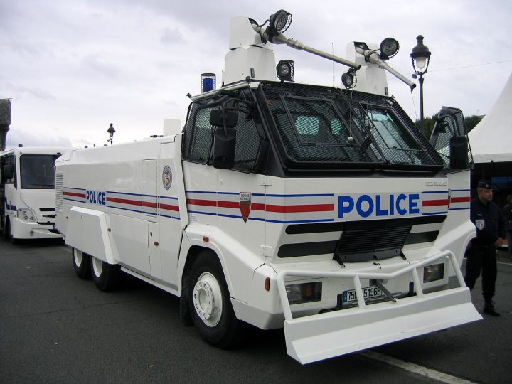 1280px-Camion_canons_à_eau_police_française