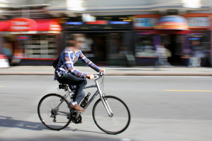 Les piétons circulant à vélo, un phénomène inquiétant.
